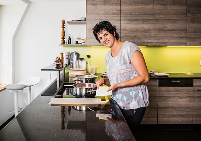 Karin Hengartner präsentiert sich am Freitag, 27. Oktober anlässlich der «Landfrauenküche» auf SRF. (Bild: SRF/Ueli Christoffel)