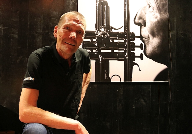 Oli Krieg, vor einem Bild des verstorbenen Trompeters Umberto Arlati, welcher dem Kulturzentrum einst die musikalische Anlage ermöglichte. Krieg wird der Schützi nicht ganz den Rücken kehren, sondern auch im nächsten Jahr Konzerte organisieren. (