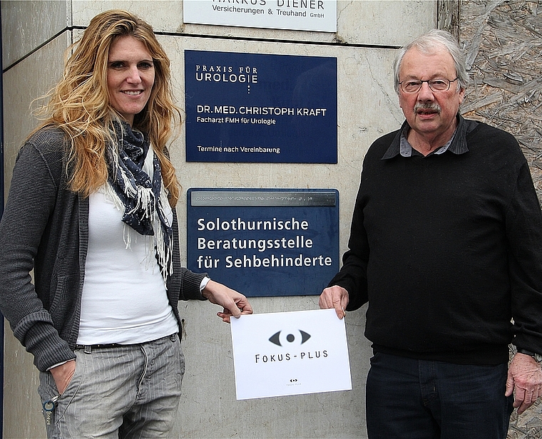 Stellenleiterin Muriel Avigni und Vereinspräsident Ruedi Heutschi mit dem neuen Namen und Logo vor dem ehemaligen Schild an der Baslerstrasse 66. mim)
