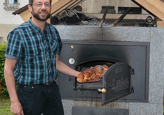 Der ehemalige Kapuziner-Bruder Christoph Pfefferli erfreut seine fünfköpfige Familie regelmässig mit Brotkreationen aus seinem selbst gebauten Holzbackofen. (Bild: vwe)