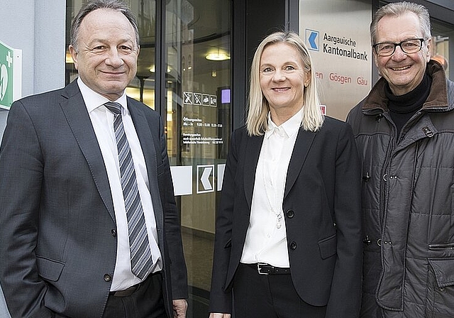 An der offiziellen Einweihung des öffentlich zugänglichen Defibrillators bei der Filiale der Aargauischen Kantonalbank in der Oltner Altstadt nahmen (v.l.) Regionaldirektor Jörg Sutter, seine Assistentin Claudia Frey und der Projektleiter Herznotf
