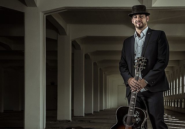 Pascal Geiser beweist auf seinem Debütalbum: Auch ein «Lucky Man» kann den Blues spielen. (Bild: Thomas Meyer)
