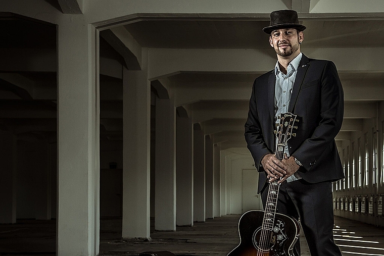 Pascal Geiser beweist auf seinem Debütalbum: Auch ein «Lucky Man» kann den Blues spielen. (Bild: Thomas Meyer)