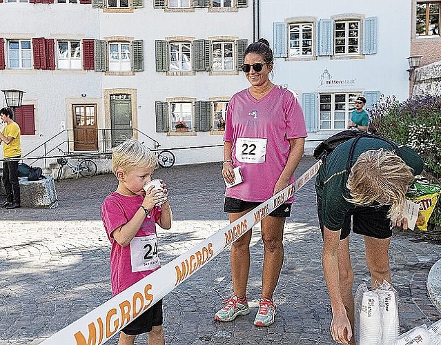 Mal Pause machen und einen Schluck Wasser trinken darf bei so viel Sport natürlich nicht vergessen gehen.
