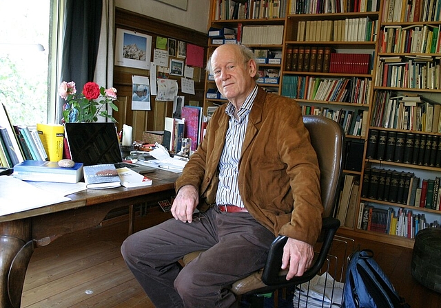 Franz Hohler in seinem Arbeitszimmer unter dem Dach in Oerlikon. mim)
