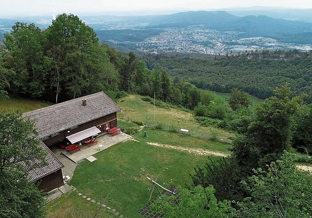 Wer will da in die Ferne schweifen?.. Vom Naturfreundehaus auf der Rumpelweid aus bietet sich ein fantastischer Blick auf Stadt und Region Olten sowie die Alpenkette am Horizont. (Bilder: Archiv Bruno Kissling)