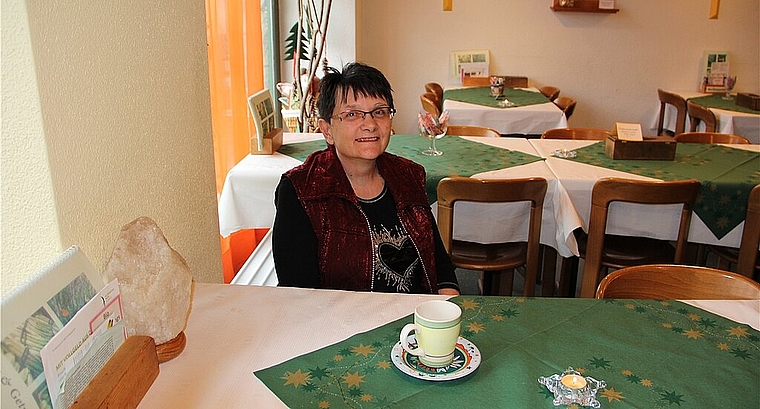 Lilo Portmann im Restaurantbereich ihres Biolandes, in welches sie ihr ganzes Herzblut steckt. vwe)