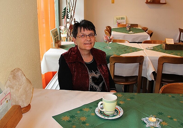 Lilo Portmann im Restaurantbereich ihres Biolandes, in welches sie ihr ganzes Herzblut steckt. vwe)