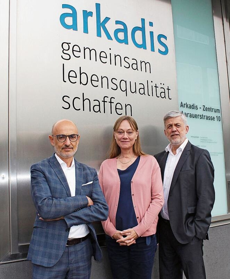 Führungswechsel bei der Stiftung Arkadis: Die scheidende Direktorin Dagmar Domenig mit dem neuen Direktor Aldo Magno (links) und dem Präsidenten des Stiftungsrats, Urs Knapp. (Bild: Isabelle Brand)