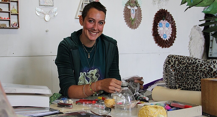 Cecile Weibel in ihrem Atelier im ehemaligen Berna-Gebäude in der Industrie in Olten. mim)