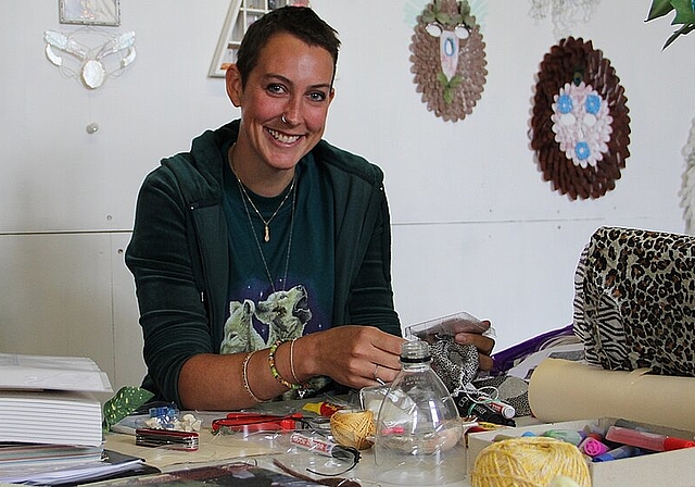 Cecile Weibel in ihrem Atelier im ehemaligen Berna-Gebäude in der Industrie in Olten. mim)