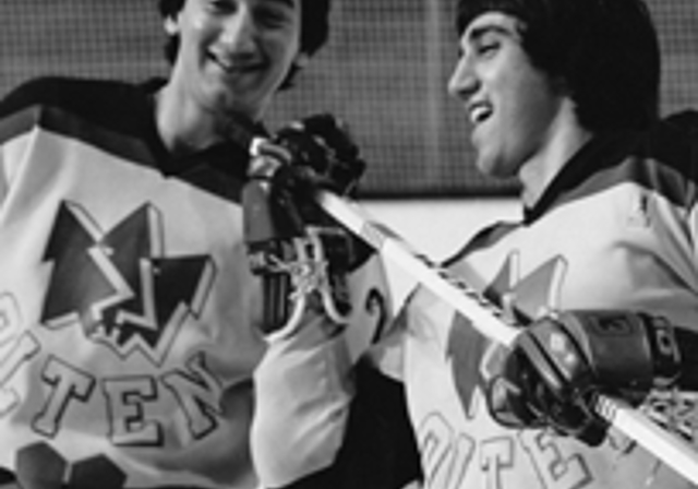 Bo Koleff (l.) und Jim Koleff im Oltner Trikot beim Eishockey. (Bild: Archiv/ Hansruedi Aeschbacher)