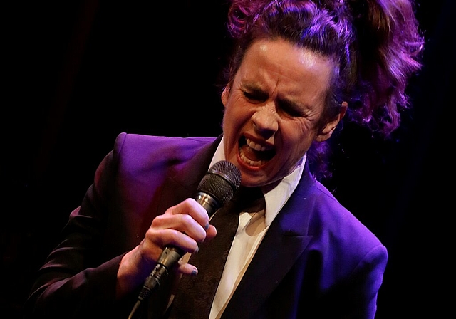 Nessi Tausendschön kommt an die Oltner Kabarett-Tage: Am Freitag, 17. Mai um 20 Uhr spielt sie zusammen mit dem Gitarristen William Mackenzie ihr Programm «Knietief im Paradies» in der Vario Bar. (Bild: ZVG)