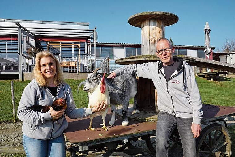 Die Liebe zu den Tieren und zu gutem Essen verbindet Manuela Wolter und Roman Guldimann. (Bild: Achim Günter)