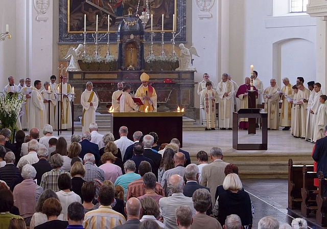 Bischof Dr. Harald Rein führte durch den feierlichen Gottesdienst vor vollen Rängen. (Bild: Kurt Schibler)