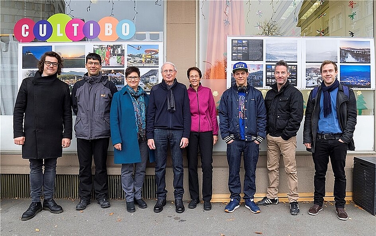 Die Bildautorinnen und -autoren des «Oltner Kalenders 2017»: (v.l.) Florian Amoser, Tobias Oetiker, Susi Tollardo-Mohler, Kurt Schibler, Margrit Stäheli, Benjamin Ben-i Widmer, Lukas Baschung und Adrian Roth. (Auf dem Bild fehlen: Marco Bighi, Sar