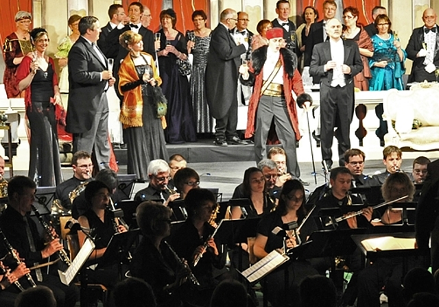 Nach dem Grosserfolg mit «Die Fledermaus» (Bild) wagt sich die Konkordia Egerkingen an «Kiss me Kate». (Bild: Remo Fröhlicher)