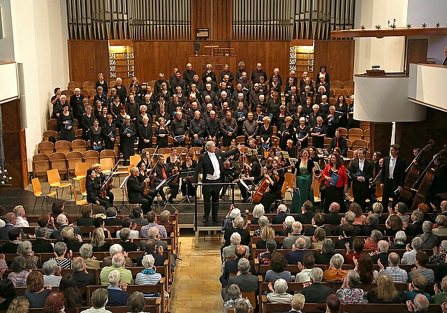 Der Oratorienchor Olten lädt am Samstag, 17. Juni zu seinem traditionellen Sommernachtskonzert in die Oltner Friedenskirche ein. (Bild: ZVG)