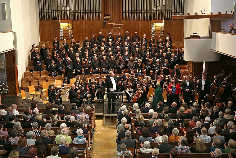 Der Oratorienchor Olten lädt am Samstag, 17. Juni zu seinem traditionellen Sommernachtskonzert in die Oltner Friedenskirche ein. (Bild: ZVG)