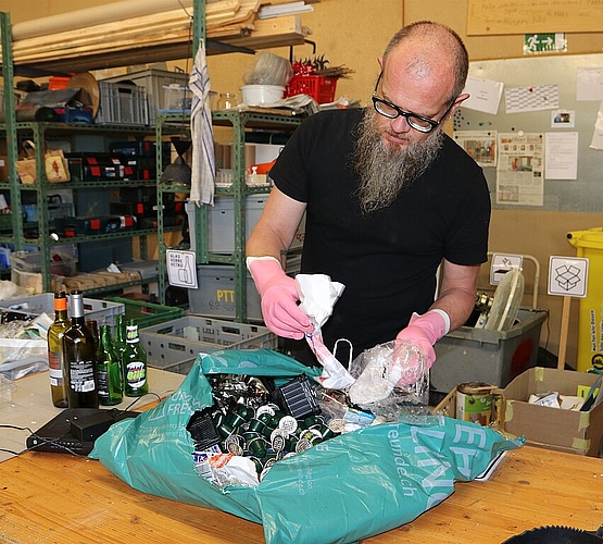 Ein mal wöchentlich werden die «Umweltsäcke» abgeholt und in der Suchthilfe Ost sortiert. (Bild: mim) Ein mal wöchentlich werden die «Umweltsäcke» abgeholt und in der Suchthilfe Ost sortiert. (Bild: mim)