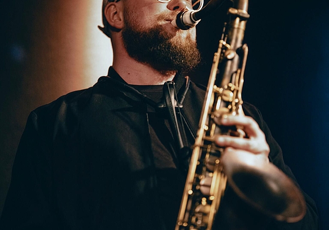 Das Coronavirus stellt Kulturschaffende vor grosse Herausforderungen, so auch Saxofonist Simon Spiess und... (Bild: ZVG)
