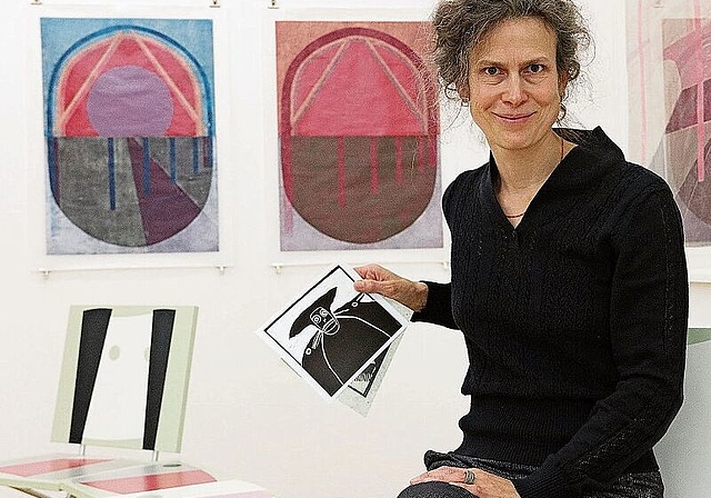 Corona hat im Kunstmuseum Olten nicht nur mit dem Schutzkonzept Spuren hinterlassen, sondern wird teilweise auch mit der ausgestellten Kunst thematisiert. So hat Kuratorin Katja Herlach auf einem der zwei Stühlen von Clare Goodwin, die durch eine Ba