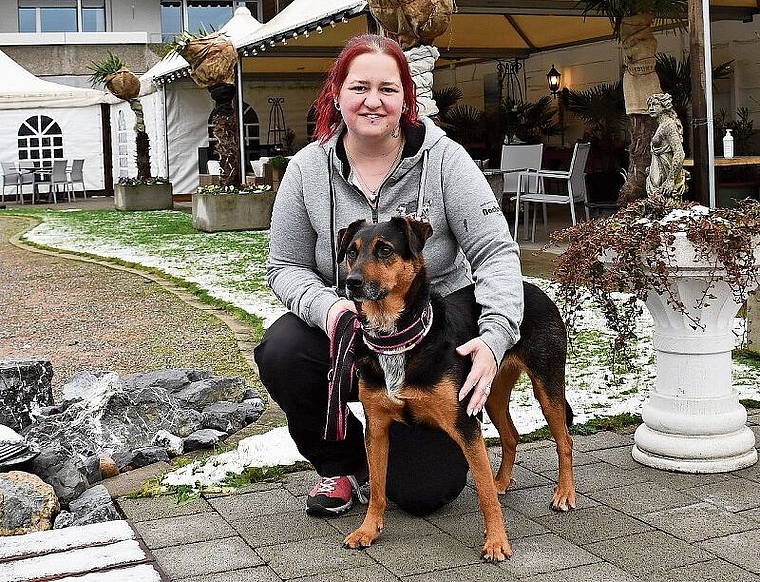 Gründerin Barbara von Weissenfluh mit ihrer Hündin Pearl im Oltner Restaurant Cabana, wo der Verein Drei Teams vor gut einem Jahr gegründet wurde. (Bild: FB)