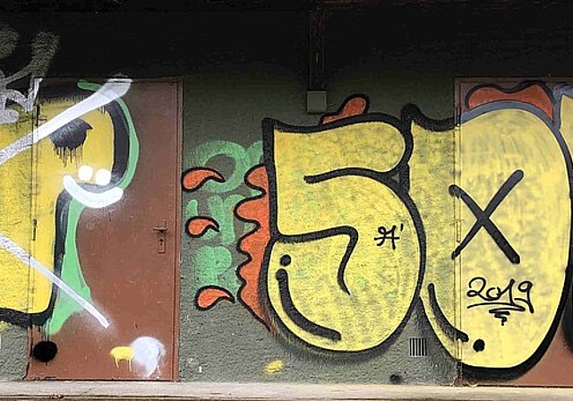 Die Fassade des alten Munitionsmagazins in Starrkirch-Wil wurde grossflächig versprayt. (Bild: ZVG)