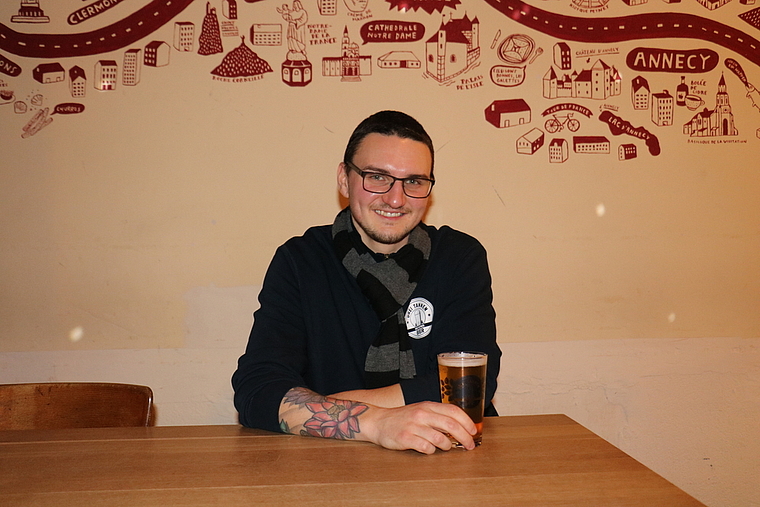 Simon Gomm in seiner Lieblingsbar bei einem Feierabendbier. (Bild: Denise Donatsch)