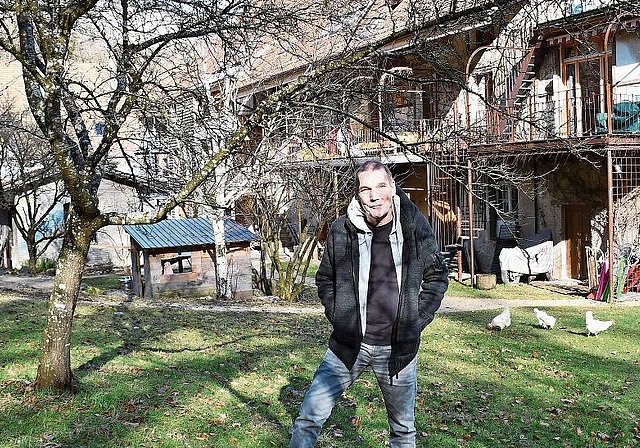 Oli Krieg im Garten der «Autonome Republik Äussere Klus». Seit Anfang Jahr ist er offiziell Hausmeister der Wohngenossenschaft, die er vor vierzig Jahren mitgründete. (Bild: Franz Beidler)
