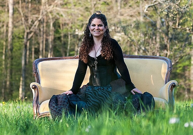 Hinter «Prinzessin» Murielle steht ein eingespieltes Team: ihre Mutter testete die Kuchenrezepte im Buch und ihr Bruder Alexis gestaltete den Umschlag der Bücher. Yves Manser)
