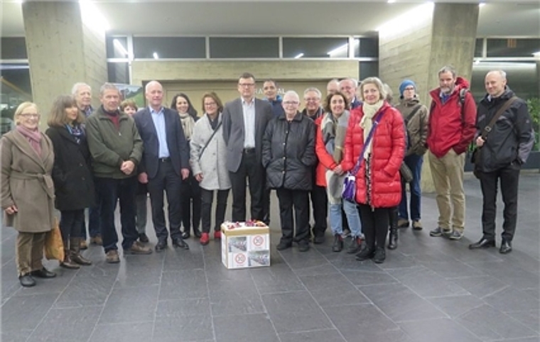 Kürzlich überreichten Anwohner des Wilerfeldquartiers aufgrund des Durchgangsverkehrs eine Petition an Stadtpräsident Martin Wey. (Bild: ZVG)
