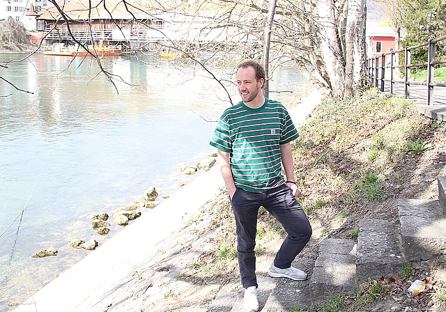 Florian Eberhard posiert am Ufer der Aare für das Foto: «Ich verspüre einen gewissen Lokalpatriotismus für Olten.» (Bild: S. Furter)