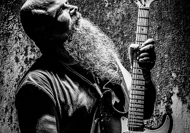 Porträt des Musikers Philipp Bluedög Gerber, aufgenommen von Bojan Zupan. (Bild: ZVG)