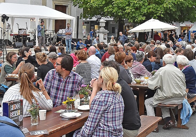 Zirka 500 Besucherinnen und Besucher fanden vergangene Woche den Weg an das zweite Foodsave Bankett auf der Oltner Kirchgasse. (Bild: ZVG)