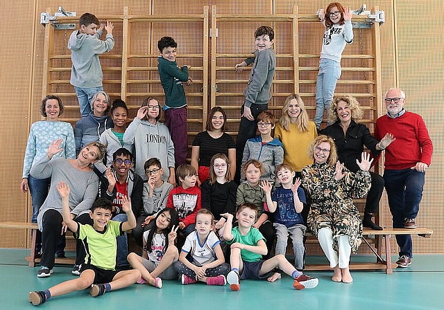 Die Schülerinnen und Schüler, die Mitarbeiterinnen sowie Schulleiter Walter Jäggi (r.) der HPSZ Olten freuen sich mit Tanz in Olten-Präsidentin Ursula Berger (2 v.r.) auf die beiden Probewochen und insbesondere die Auftritte vor Publikum. (Bild: 