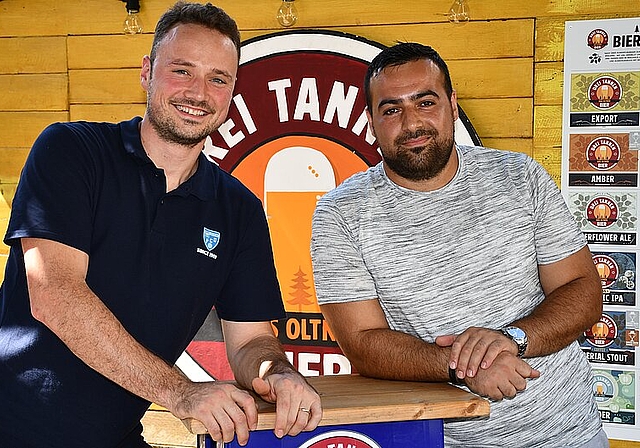 «Nurki ist schon lange Teil der hiesigen Fussballfamilie». Der FC Olten hält an seiner Philosophie fest und verpflichtet einen jungen Oltner Cheftrainer: Nurkun Cece (r.) zusammen mit FC Olten-Präsident Isidor Meyer. (Bild: Franz Beidler)