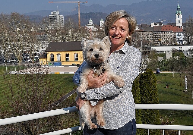 Ausblick über Olten: Monika Marti mit ihrem Hund «Jamie» auf dem Balkon ihres B&amp;B’s 17. vwe)