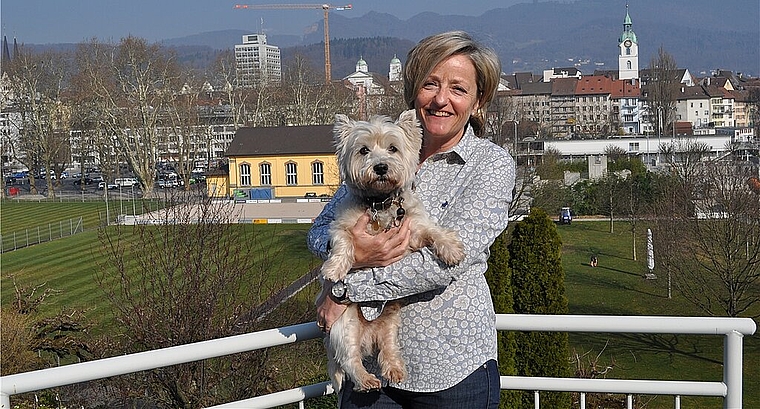Ausblick über Olten: Monika Marti mit ihrem Hund «Jamie» auf dem Balkon ihres B&B’s 17. vwe)
