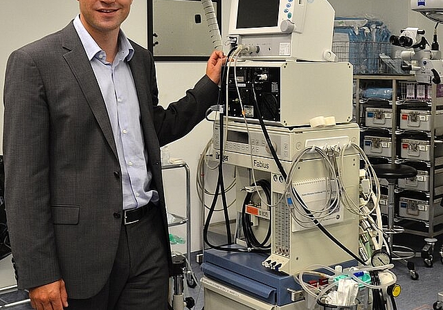 Georgos Pallas in einem Operationsraum der Augenklinik Pallas. ZVG)
