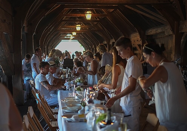 Dinner-Vorbereitung auf der alten Holzbrücke: Nach einem erfolgreichen Start im vergangenen Jahr mit rund 150 Personen, erhofft sich der Verein White Dinner Olten für dieses Jahr ein ebenso grosses Interesse. (Bild: Christian Wenger)