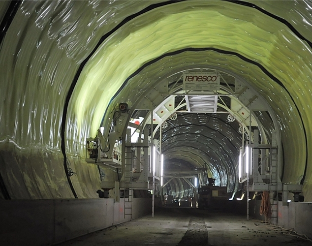 Der Innenausbau des Eppenbergtunnels ist seit Februar im Gange. Momentan werden sowohl die Tunnelsohle als auch das Gewölbe mit gelber PVC-Folie gegen Berg- und Grundwasser abgedichtet und anschliessend betoniert. (Bild: vwe)
