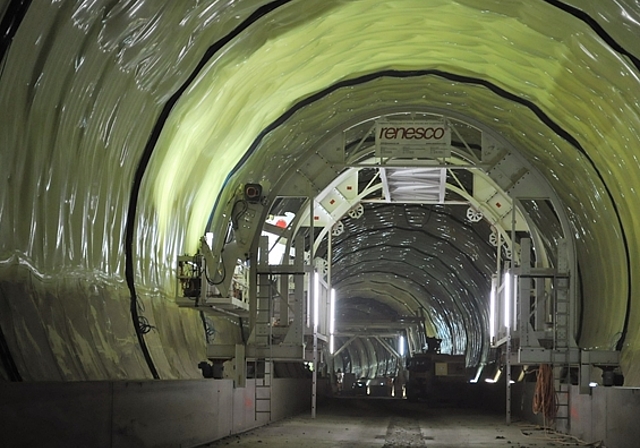 Der Innenausbau des Eppenbergtunnels ist seit Februar im Gange. Momentan werden sowohl die Tunnelsohle als auch das Gewölbe mit gelber PVC-Folie gegen Berg- und Grundwasser abgedichtet und anschliessend betoniert. (Bild: vwe)