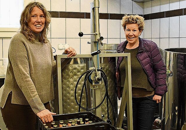 Linda Winz (l.) und Sabine Eleganti vor dem Braukessel in ihrer Brauerei 47 Grad Nord in Winznau. (Bild: Franz Beidler)