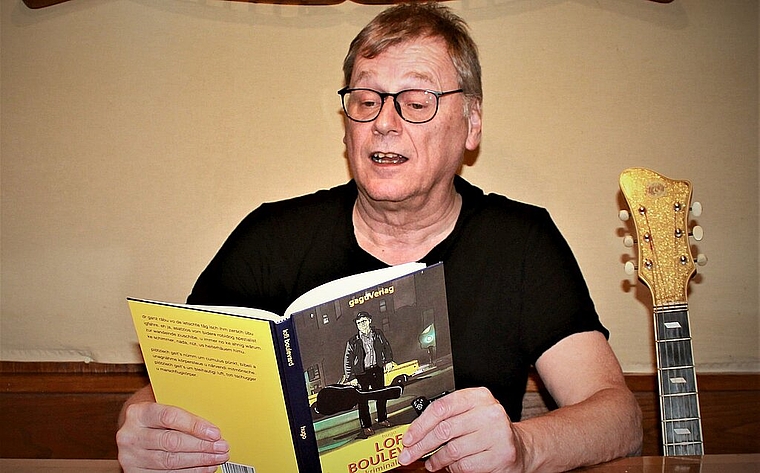 Geschichtenschreiber und Liedermacher Hugo Gerber liest aus seinem neuen Krimi. (Bild: ZVG)