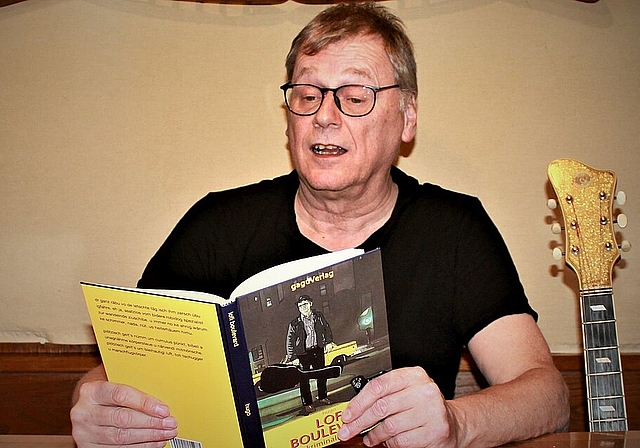 Geschichtenschreiber und Liedermacher Hugo Gerber liest aus seinem neuen Krimi. (Bild: ZVG)