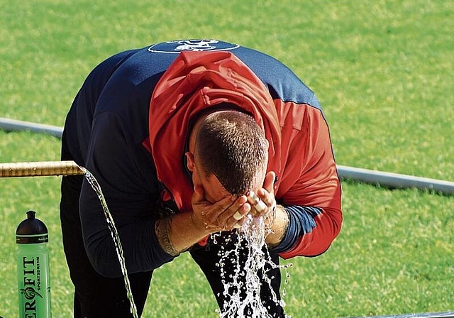 Das Ritual am Brunnen: Wasser war am Sonntag ein begehrtes Gut – bei den Schwingern ebenso wie beim Publikum, zum Trinken genauso wie zum Abkühlen.