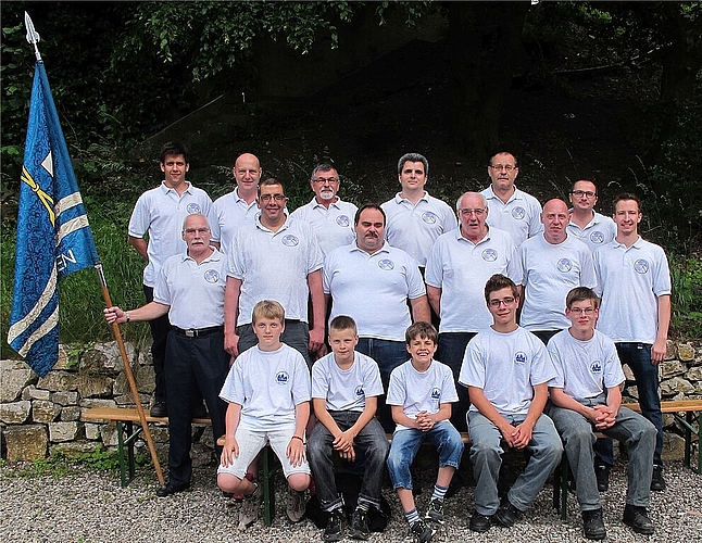 Der Pontoniersportverein mit dem Nachwuchs. ZVG)Hartes Training und ein Sport, der gut für die Muskulatur ist. ZVG)