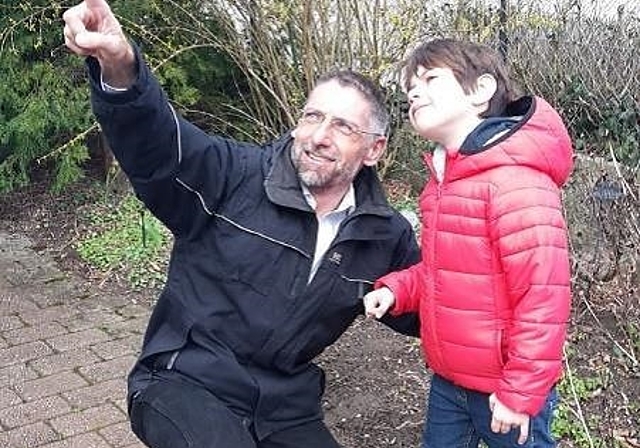 Konrad von Allmen mit der siebenjährigen Tochter Sarah beim Kreieren eines neuen Rätsels. (Bild: ZVG)