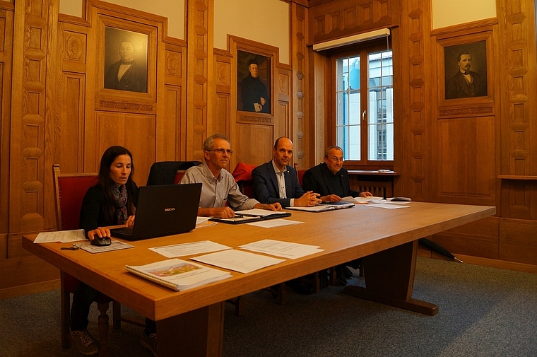 (v.l.) Bürgerschreiberin Arlette Maurer, Bürgerpräsident Felix Frey, Präsident der Heimkommission Walter von Känel und Präsident der Liegenschaftskommission Reto Schibli. (Bild: F. Beidler)